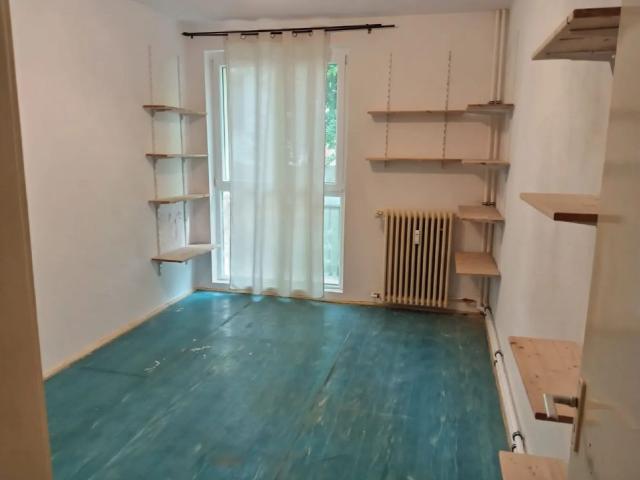 Apartament nemobilat de inchiriat