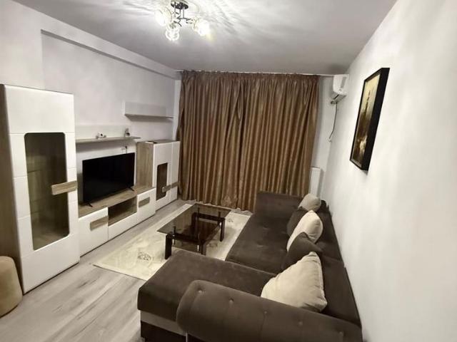 Apartament cu balcon și lift, aproape de facilități