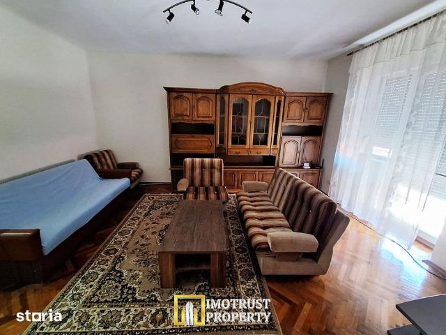 Apartament cu loc de parcare și grădină proprie de închiriat