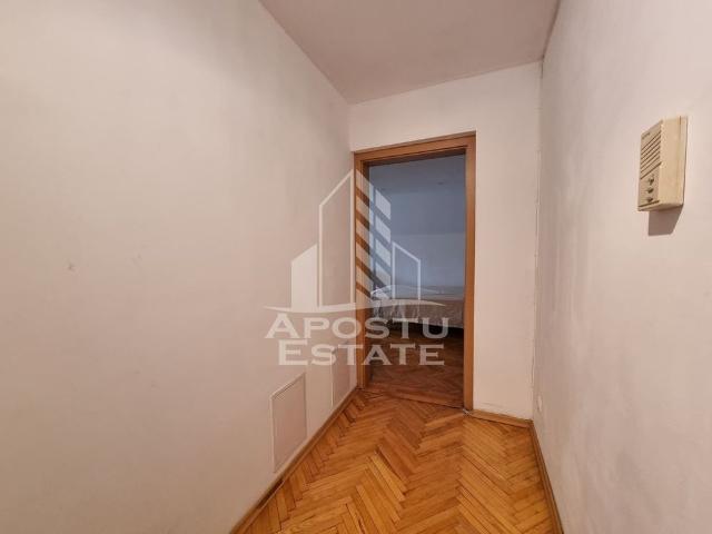 Apartament cu 1 camera, centrala proprie, zona Complexul.