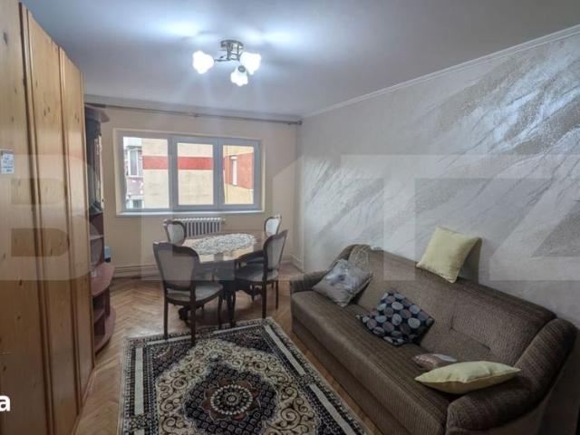 Apartament cu 2 camere, decomandat, 55 mp, 2 bai, zona Cetate