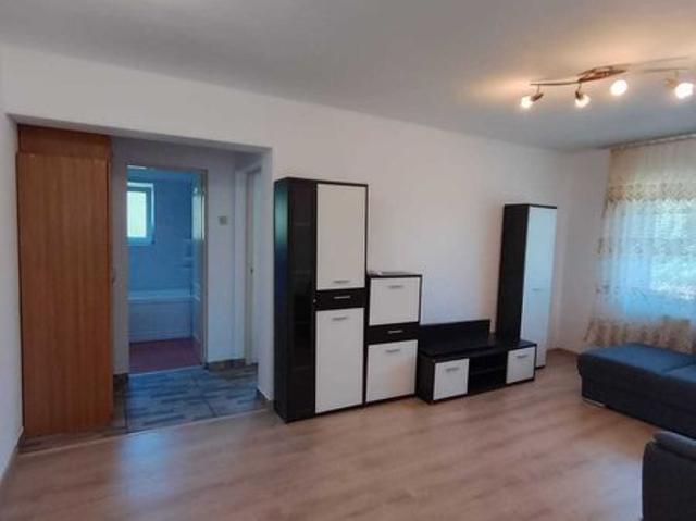 Apartament cu 2 camere, semidecomandat, proprietar