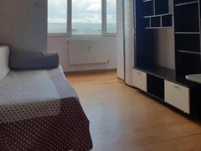 Apartament cu 2 camere zona Podu Ros Liceul Emil Racovita