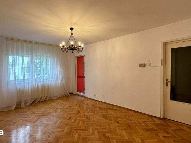 Apartament cu 3 camere, nemobilat, de inchiriat