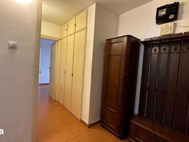 Apartament cu 3 camere, nemobilat, de inchiriat