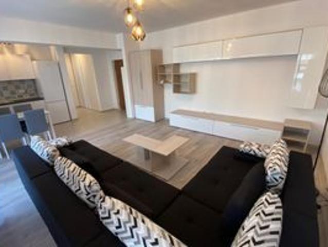 Apartament cu 3 camere de închiriat