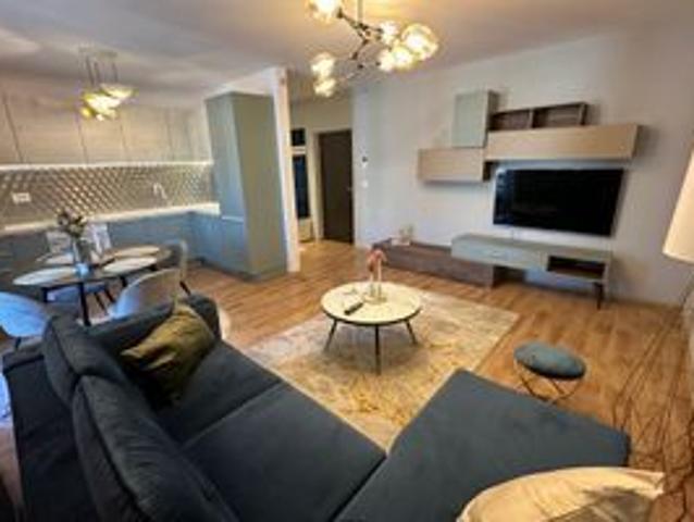 Apartament cu 3 camere de închiriat