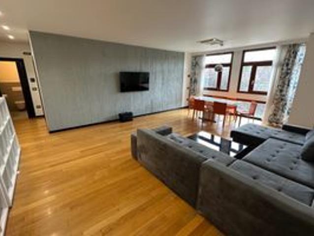 Apartament cu 3 camere de închiriat