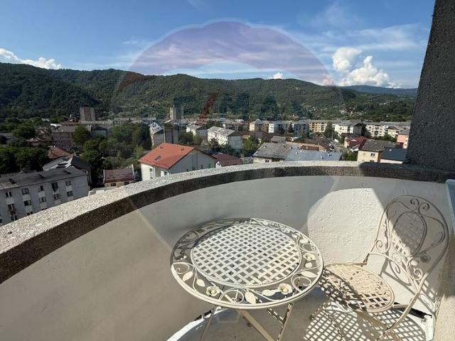 Apartament cu 3 camere de închiriat