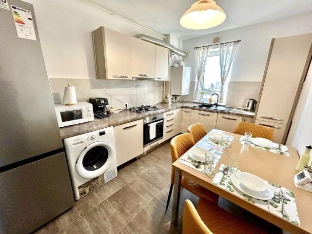 Apartament cu 3 camere de închiriat
