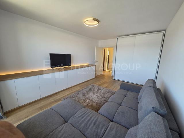 Apartament cu 3 camere de închiriat