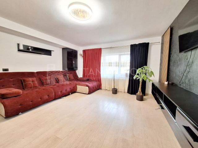 Apartament cu 3 camere de închiriat