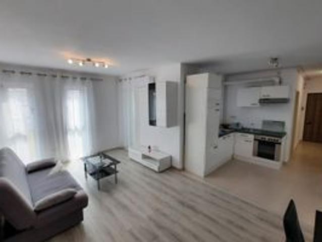 Apartament cu 3 camere de închiriat