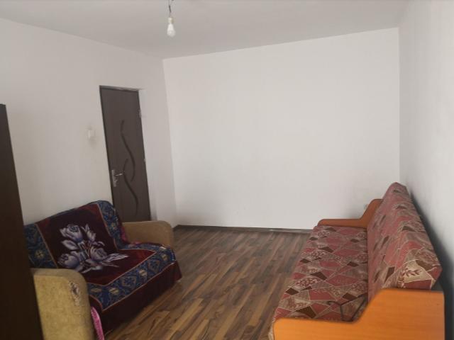 Apartament cu 3 camere de inchiriat, zona Narcisa