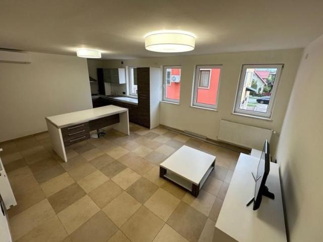 Apartament cu 3 camere de inchiriat Dumbravita
