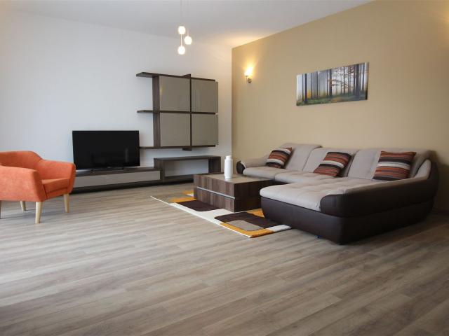 Apartament cu 3 camere de închiriat în zona Nord
