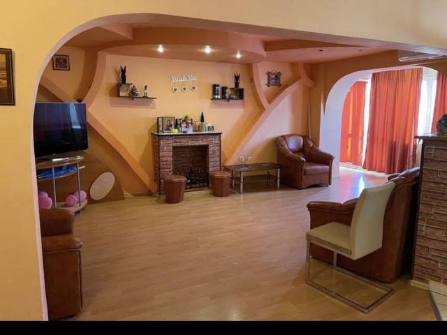 Apartament cu 3 camere de închiriat în zona ansamblu Buzaului