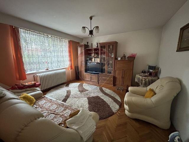 Apartament cu 3 camere de închiriat în zona Central