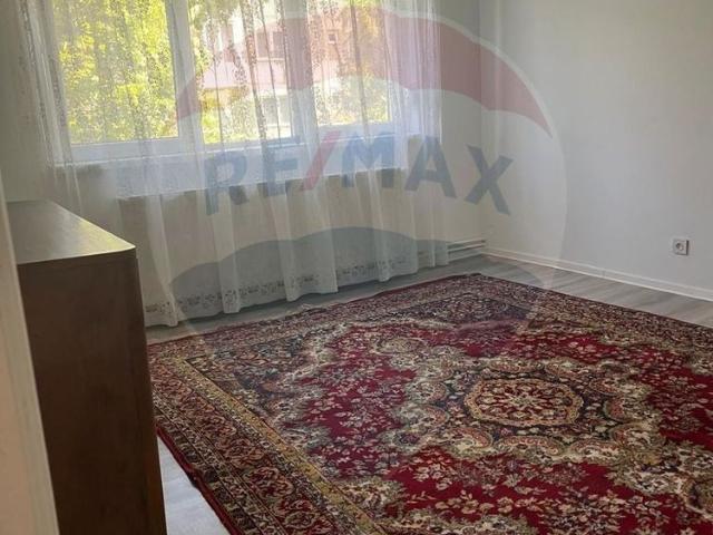 Apartament cu 3 camere de închiriat în zona Cetatii