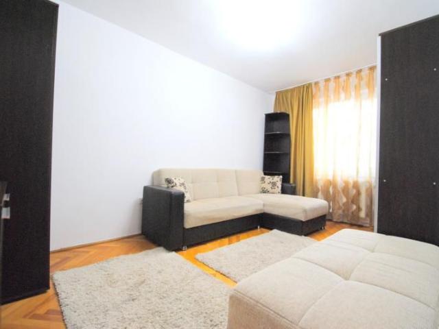 Apartament cu 3 camere de închiriat în zona Complex Studentesc