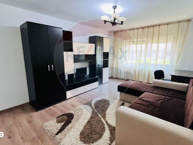Apartament cu 3 camere de închiriat în zona Decebal