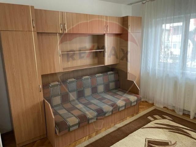 Apartament cu 3 camere de inchiriat in zona Intre Lacuri