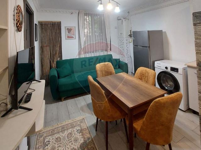 Apartament cu 3 camere de închiriat în zona Teiul Doamnei