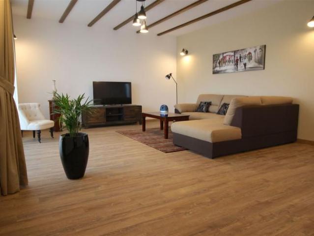 Apartament cu 3 camere de inchiriat la intrare in Dumbravita