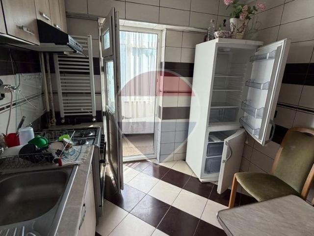 Apartament cu 3 camere de închiriat,Rovine
