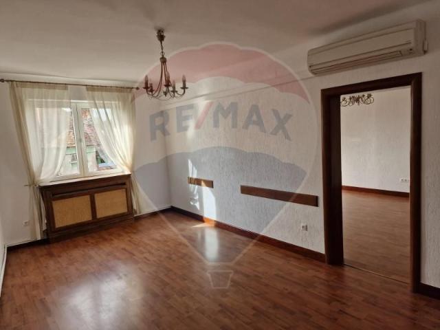 Apartament cu 3 camere de inchiriat str Banatului