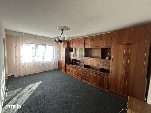 Apartament cu 3 camere decomandat de închiriat în zona Hotvon et.3