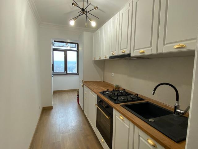 Apartament cu 3 camere, etajul 7/10, zona Centru Palas Mall