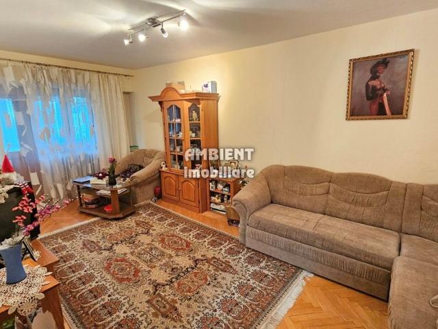 Apartament cu 3 camere, etaj 3, 2 bai, 2 balcoane, zona PIATA TRAIAN