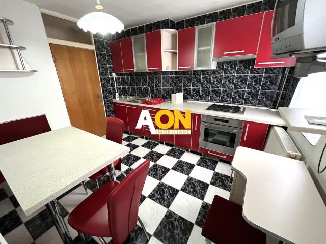 Apartament cu 3 Camere, Etaj Intermediar, Zona Cetate