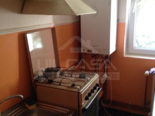 Apartament cu 3 camere in zona Alexandru Cel Bun