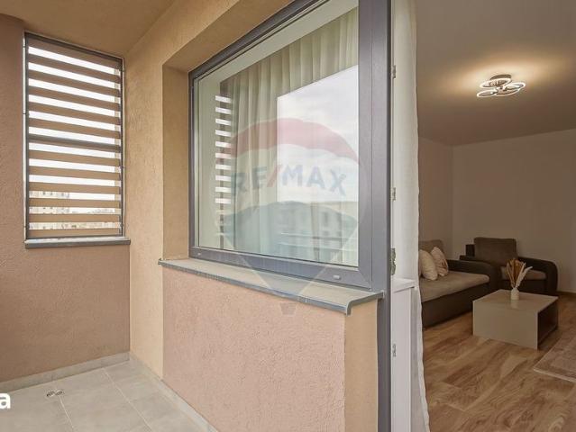 Apartament cu 3 camere, prima închiriere, în zona Tractorul
