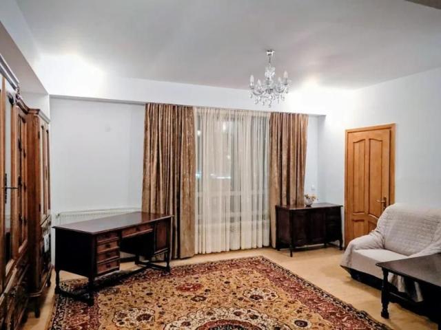 APARTAMENT CU 3 CAMERE SEMICENTRAL, 80 MP, DECOMANDAT, PARCARE PRIVATA INCLUSA