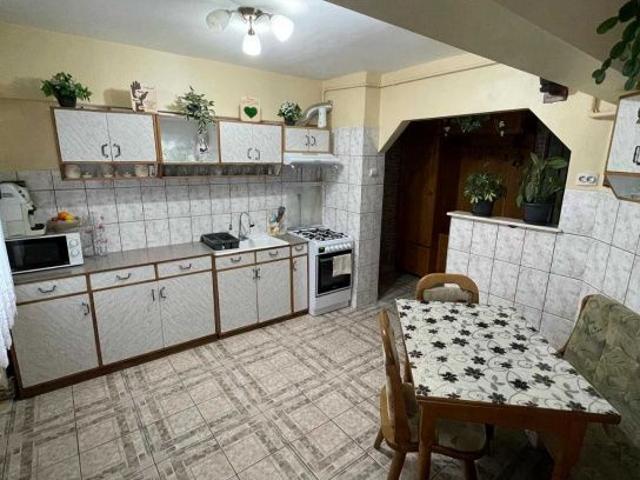 Apartament cu 3 camere, semidecomandat, etaj IV din IV, Str. Zenit, M