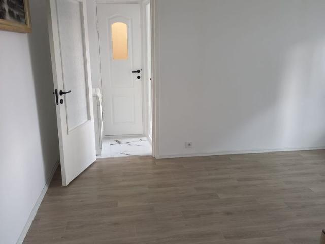 Apartament cu 3 camere semidecomandat zona Mircea cel Bătrân