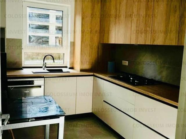 Apartament cu 3 camere si 2 bai zona Tractorul