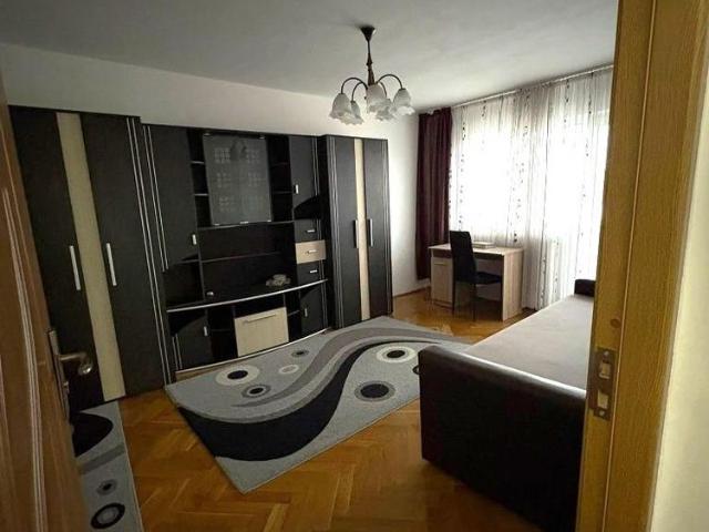Apartament cu 3 camere, zona 7 Noiembrie