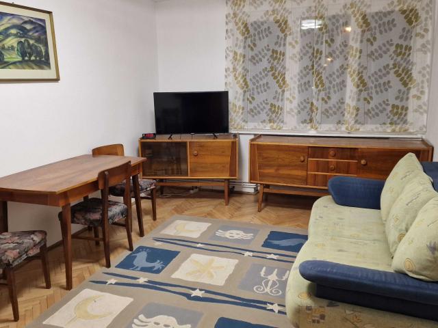Apartament cu 3 camere, zona Cornisa
