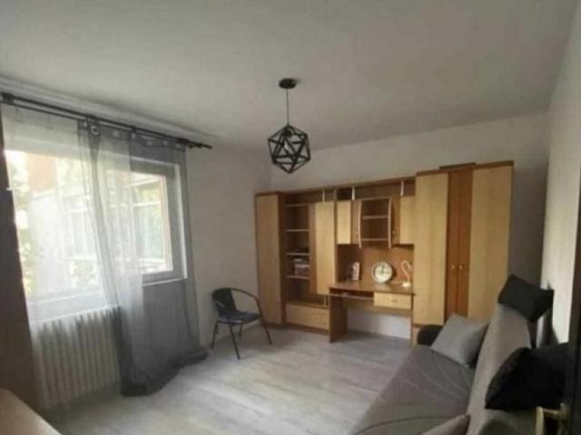 Apartament cu 3 camere zona Alexandru cel Bun Liceu Miron Costin