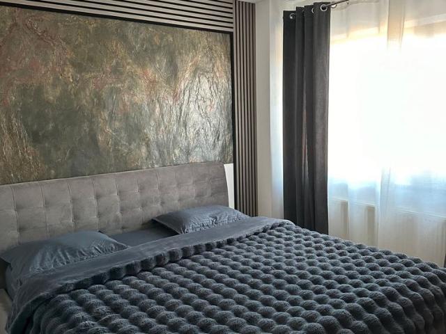 Apartament cu 3 camere, zona Gh Doja