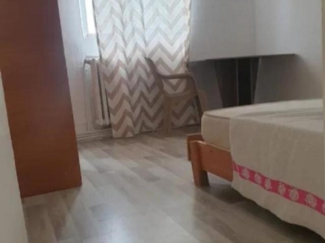 Apartament cu 3 camere zona Podu Ros Piata Nicolina