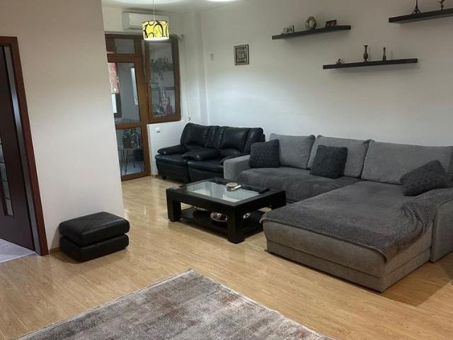 Apartament cu 3 camere, 2 bai de inchiriat Cartierul Latin