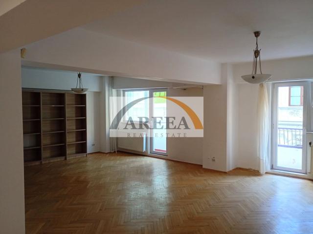 Apartament cu 4 camere de închiriat