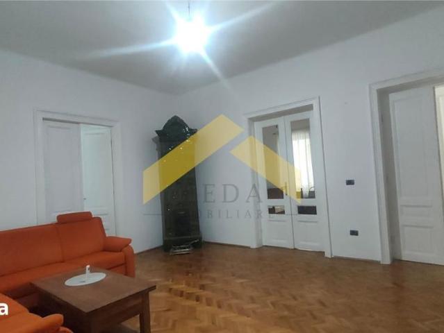 Apartament cu 4 camere de inchiriat zona Podgoria