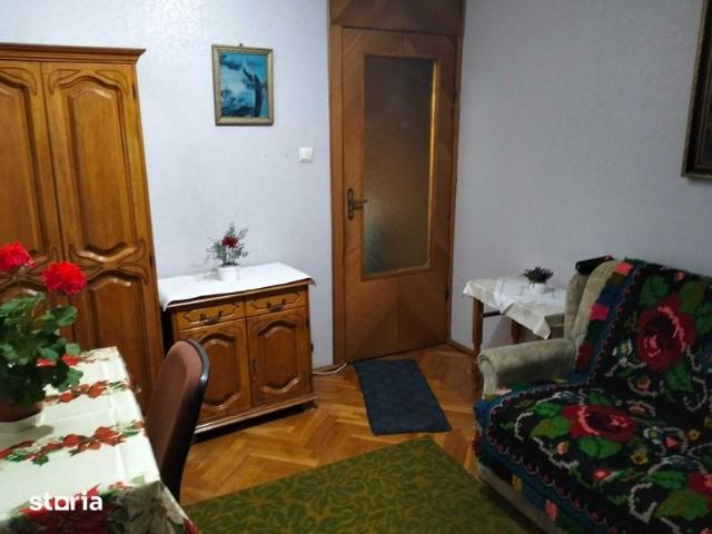 Apartament cu 4 camere de inchiriat o camera cu gazda