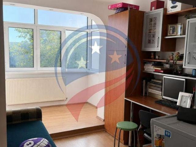 Apartament cu 4 camere de inchiriat spatios, confortabil, etaj 2